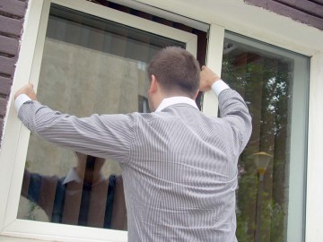 Prinşi în flagrant când încercau să spargă o locuinţă